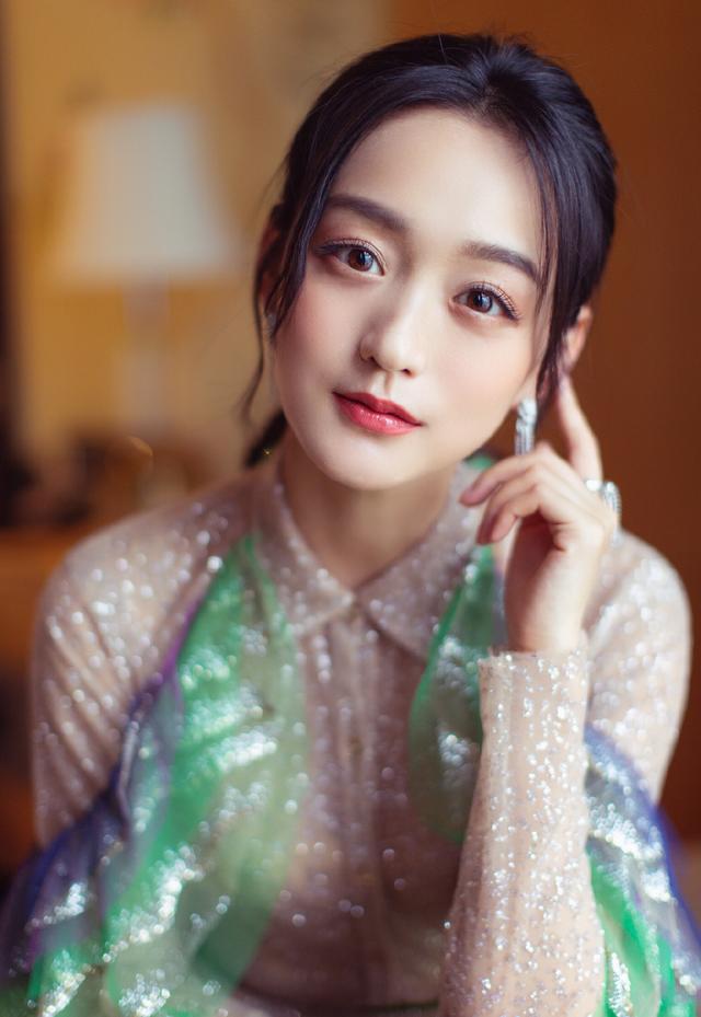  何泓姗 